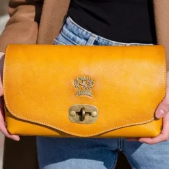 Damska listonoszka ze skóry z klapą "Castel Del Piano" B161