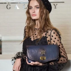 Damska listonoszka ze skóry z klapą "Castel Del Piano" B161