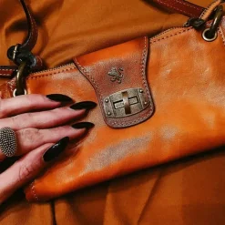 Elegancka i pięknie wykonana listonoszka skórzana damska "Pontremoli" B336