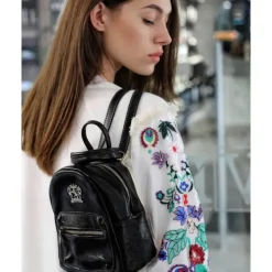 Mały damski plecak ze skóry z kieszonką z przodu. "Mia"