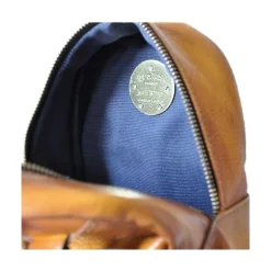 Mały damski plecak ze skóry z kieszonką z przodu. "Mia"