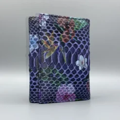 Portfel damski z prawdziwej skóry pytona z kwiatowymi motywami i zapięciem na guziki