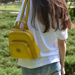 Skórzany damski plecak o zaokrąglonych liniach ​wyposażony "Sirmione"