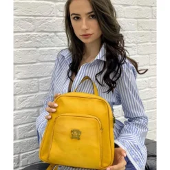 Skórzany damski plecak o zaokrąglonych liniach ​wyposażony "Sirmione"