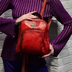 Skórzany damski plecak o zaokrąglonych liniach ​wyposażony "Sirmione"